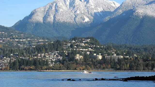 800px-Tugboat_in_front_of_North_Vancouver