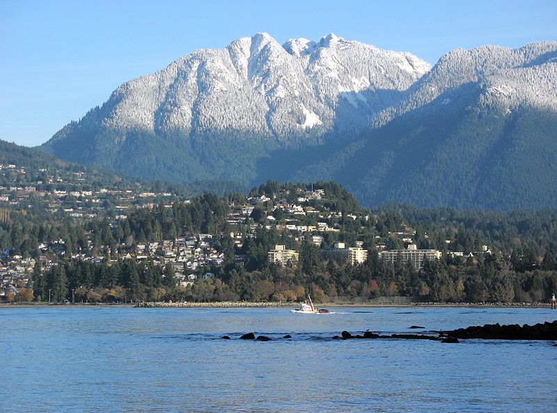 800px-Tugboat_in_front_of_North_Vancouver